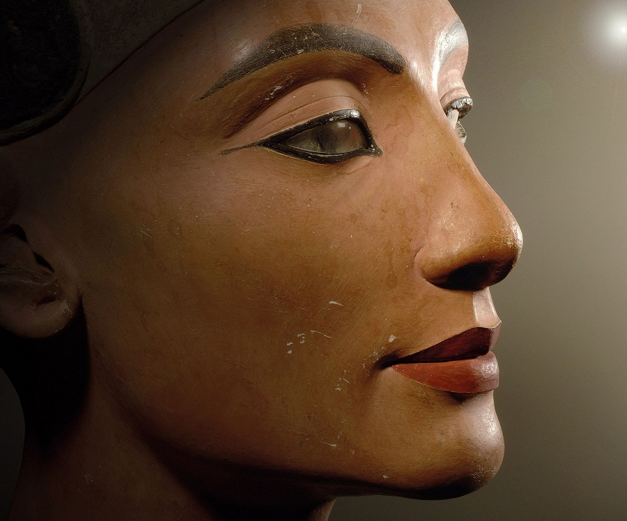 Nefertiti được mô tả là một người phụ nữ xinh đẹp với gương mặt thanh tú, mắt to tròn và môi mỏng.
