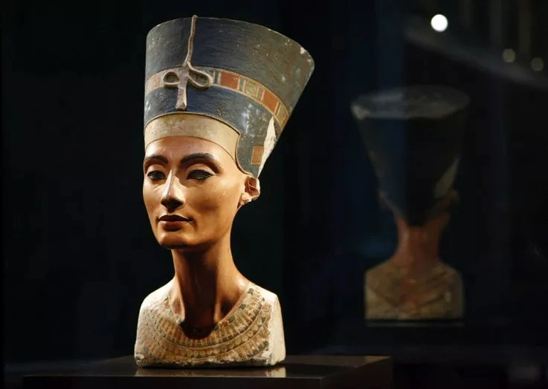 Nefertiti được biết đến là vợ của vua Akhenaten, cha của vị vua nổi tiếng Tutankhamun.