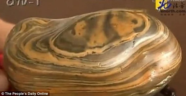 Hòn đá kỳ lạ có vân hình gấu trúc được lan truyền rộng rãi khắp các trang mạng và có rất nhiều người ngỏ lời muốn mua lại.