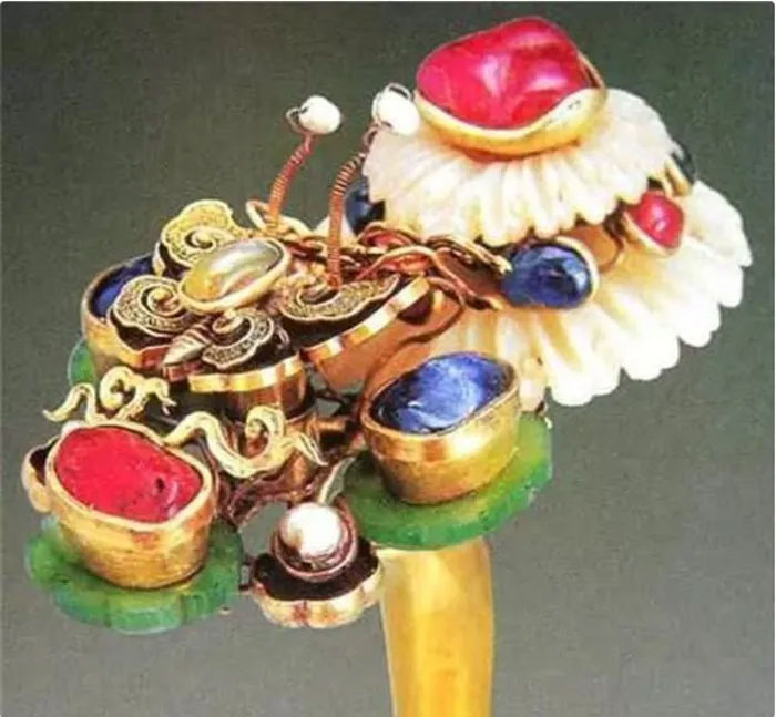 Tình trạng trở nên không kiểm soát được, và người dân trong thị trấn, toàn bộ bị thu hút bởi sự tò mò, đổ xô nhặt vàng bạc. Đơn vị quân đội đã phải đấu tranh vất vả mới có thể kiểm soát tình hình cướp bóc. (Ảnh: QQ News)