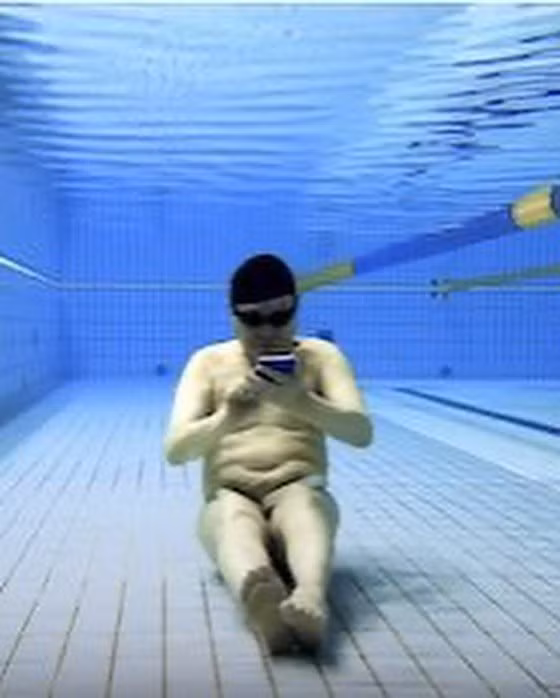 Rất nhiều sản phẩm của Nakamatsu đã được khai sinh trong hoàn cảnh ông suýt chết đuối. Yoshiro Nakamatsu thường viết ý tưởng này vào giấy chống thấm nước rồi bơi lên.