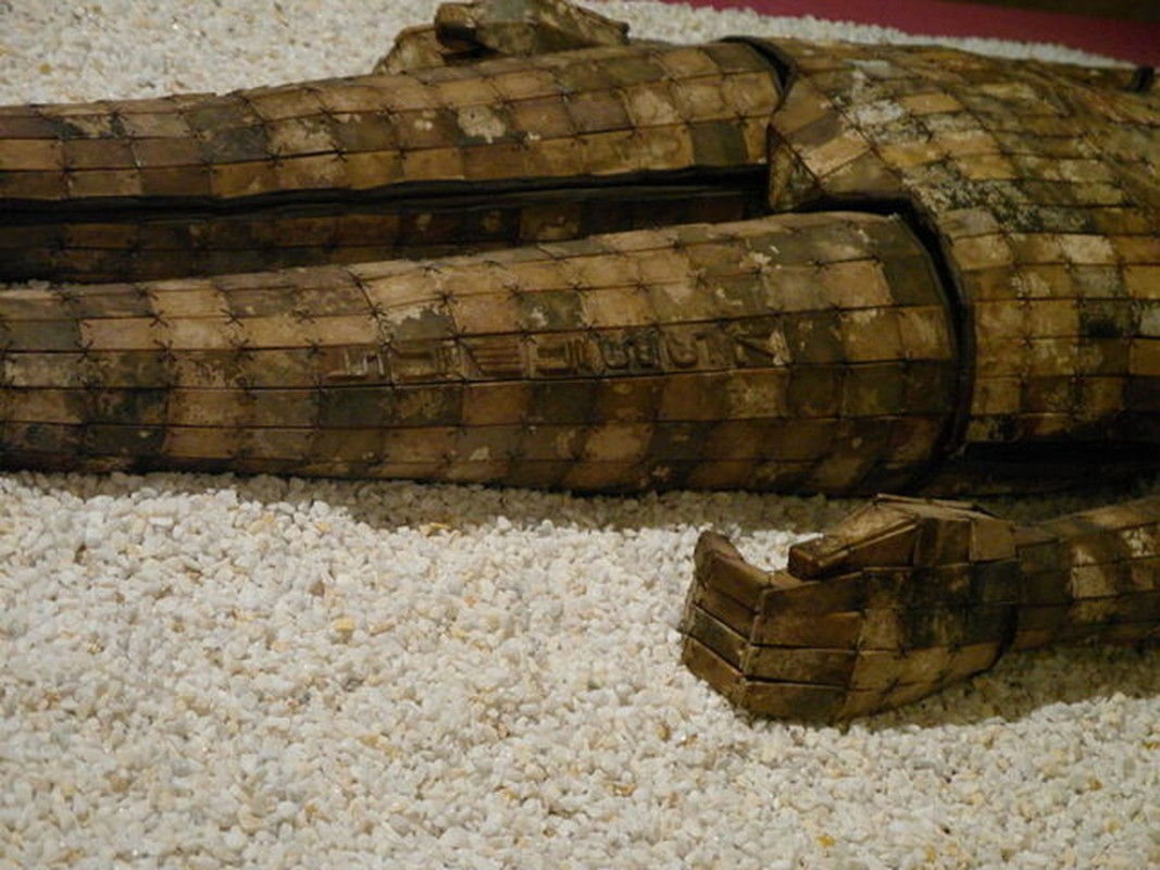 Các viên ngọc bích được cắt thành các hình dạng nhỏ gọn và hoàn hảo, sau đó được khéo léo sắp xếp trên bề mặt của áo giáp.