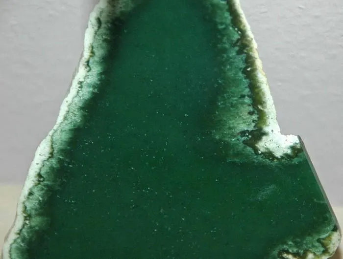 Cho đến nay, hơn 20 bộ áo giáp kiểu này đã được phát hiện, trong đó được cho là tinh xảo và có niên đại lâu nhất là hai bộ của Trung Sơn Tĩnh vương Lưu Thắng (con thứ 9 của Hán Cảnh Đế Lưu Khải - vua một nước chư hầu thời nhà Hán) và vợ ông ta.