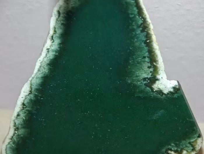 Cho đến nay, hơn 20 bộ áo giáp kiểu này đã được phát hiện, trong đó được cho là tinh xảo và có niên đại lâu nhất là hai bộ của Trung Sơn Tĩnh vương Lưu Thắng (con thứ 9 của Hán Cảnh Đế Lưu Khải - vua một nước chư hầu thời nhà Hán) và vợ ông ta.