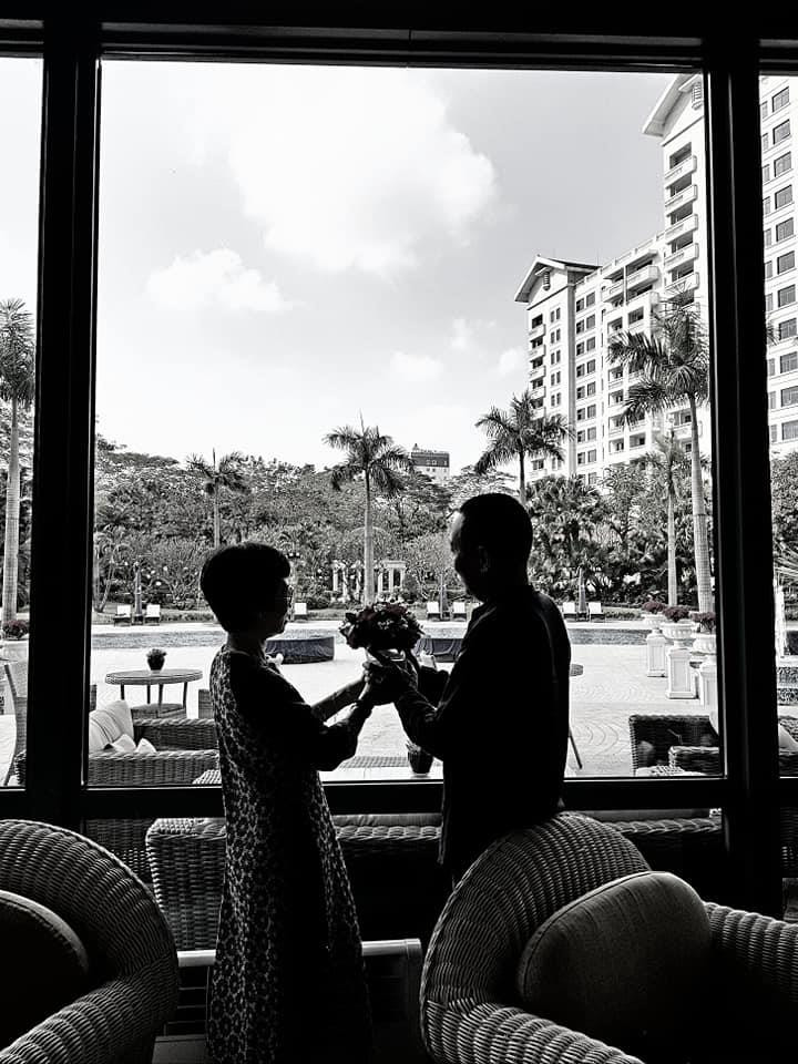 MC Lại Văn Sâm và vợ kết hôn khi còn đang là du học sinh bên Nga. Con trai của họ - nhà báo Lại Bắc Hải Đăng cũng được sinh ra ở đất nước này. Sau nhiều năm chung sống, MC Lại Văn Sâm và vợ vẫn dành cho nhau những hành động ngọt ngào, lãng mạn.