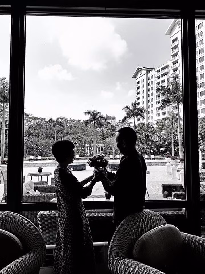 MC Lại Văn Sâm và vợ kết hôn khi còn đang là du học sinh bên Nga. Con trai của họ - nhà báo Lại Bắc Hải Đăng cũng được sinh ra ở đất nước này. Sau nhiều năm chung sống, MC Lại Văn Sâm và vợ vẫn dành cho nhau những hành động ngọt ngào, lãng mạn.