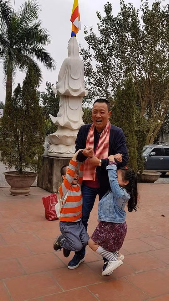 Giây phút đời thường của MC Lại Văn Sâm bên hai cháu.