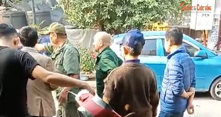 Ong 72 tuoi keu cuu vi bi chiem giu nha: Giao CA quan Ha Dong xu ly-Hinh-3