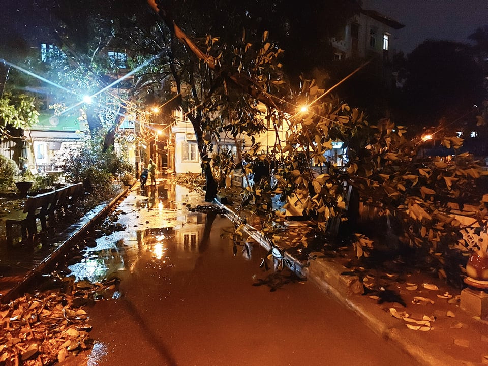 Theo số liệu từ Công ty TNHH Thoát nước Hà Nội, nhiều nơi ở nội thành đang hứng chịu mưa lớn. Từ 20h45 đến 21h10, lượng mưa ở một số khu vực dao động 30-50 mm. 