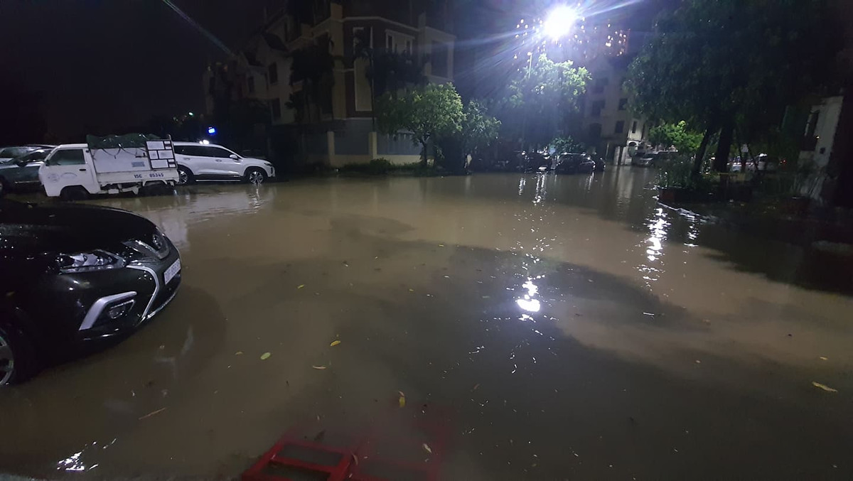 Giao thông tại các tuyến đường nhỏ của khu vực quận Cầu Giấy bị tạm dừng vì nước mưa ngập úng.