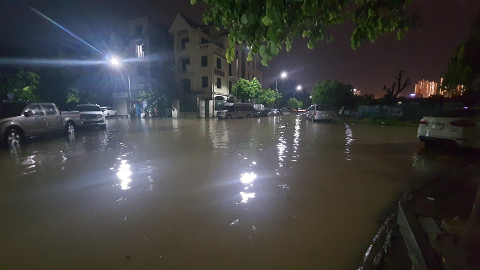 Nhiều xe ô tô có nguy cơ "ăn" nước vì mưa kéo dài, mực nước dâng cao.