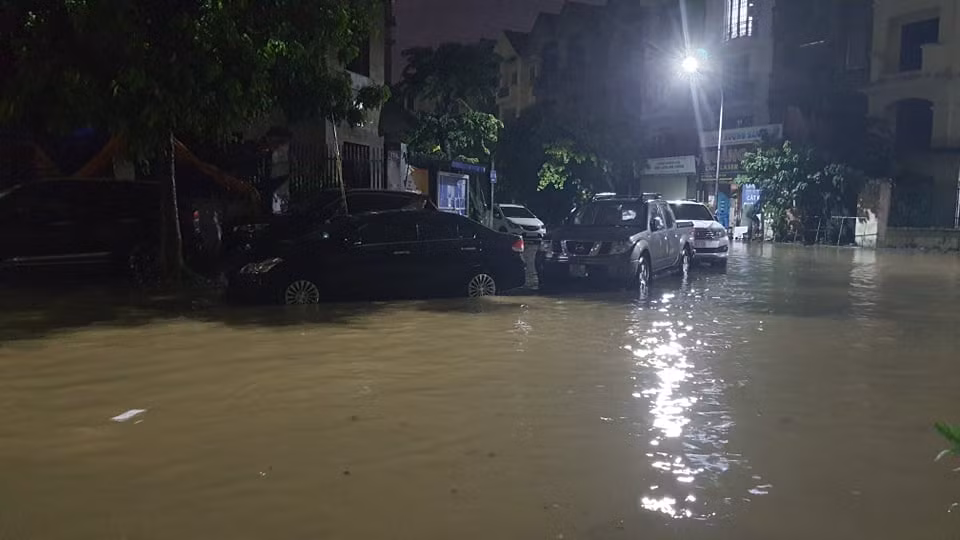 Các tuyến đường dẫn vào khu đô thị Mễ Trì, Nam Từ Liêm đều bị ngập úng.