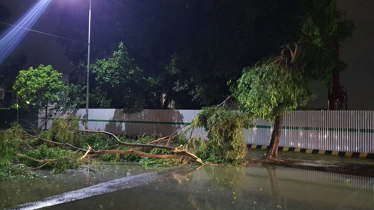 Theo Trung tâm Dự báo Khí tượng Thủy văn Quốc gia, ảnh mây vệ tinh, định vị sét và ảnh radar thời tiết lúc 21h cho thấy mây đối lưu đã và đang phát triển mạnh, gây ra mưa rào và dông mạnh trên các quận trung tâm Hà Nội.