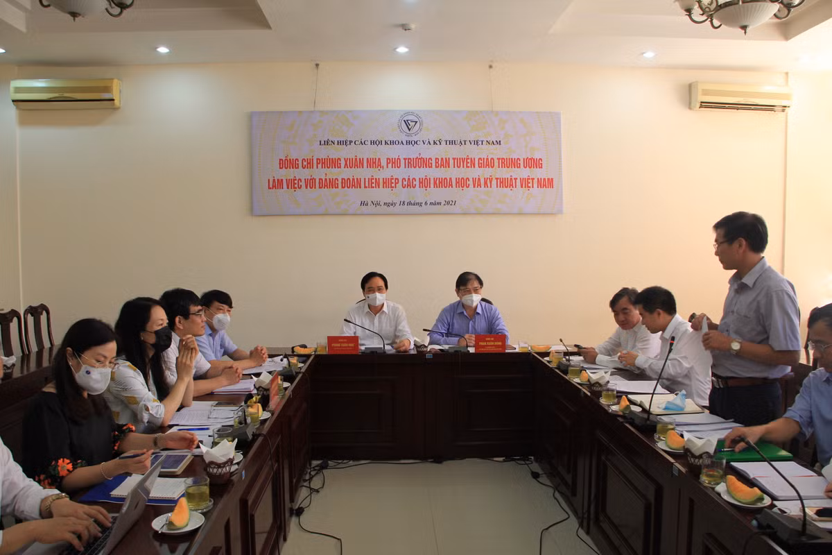 Pho Truong Ban Tuyen giao Trung uong Phung Xuan Nha lam viec voi VUSTA