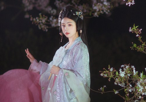 So phan ky la cua my nhan lam hoang hau 1 thang da bi biem lanh cung-Hinh-2