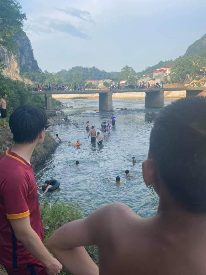 Xot xa nguoi me co gang day con len bo roi bi duoi nuoc