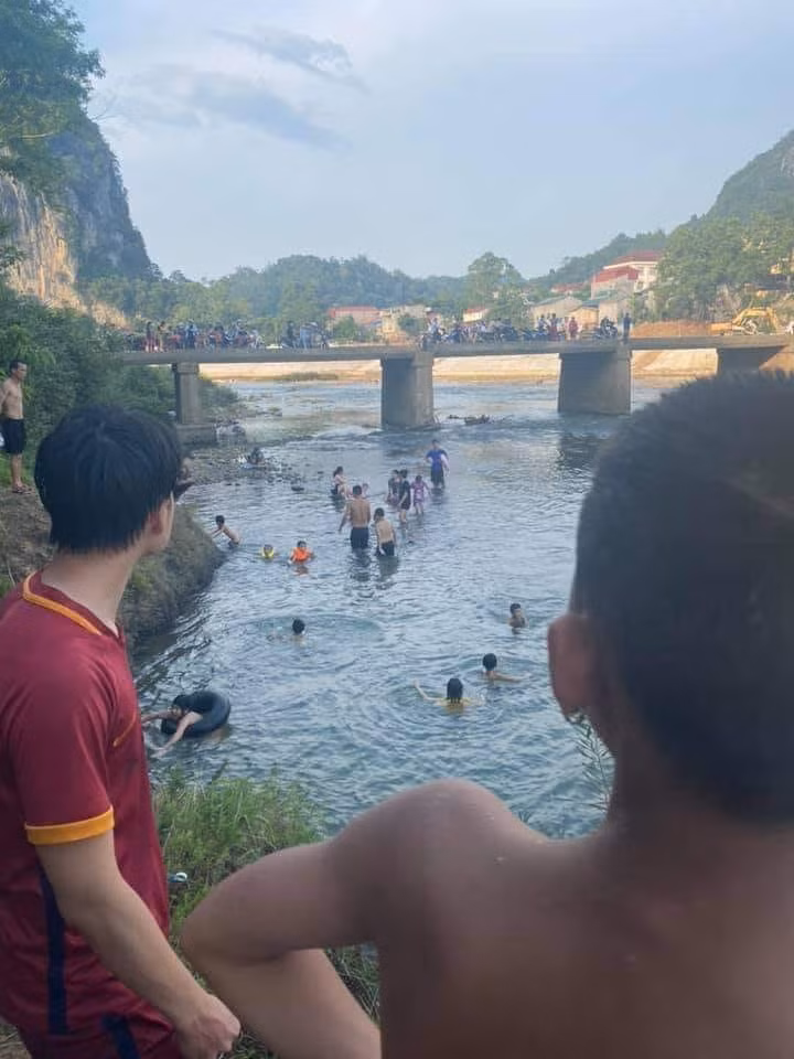 Xot xa nguoi me co gang day con len bo roi bi duoi nuoc