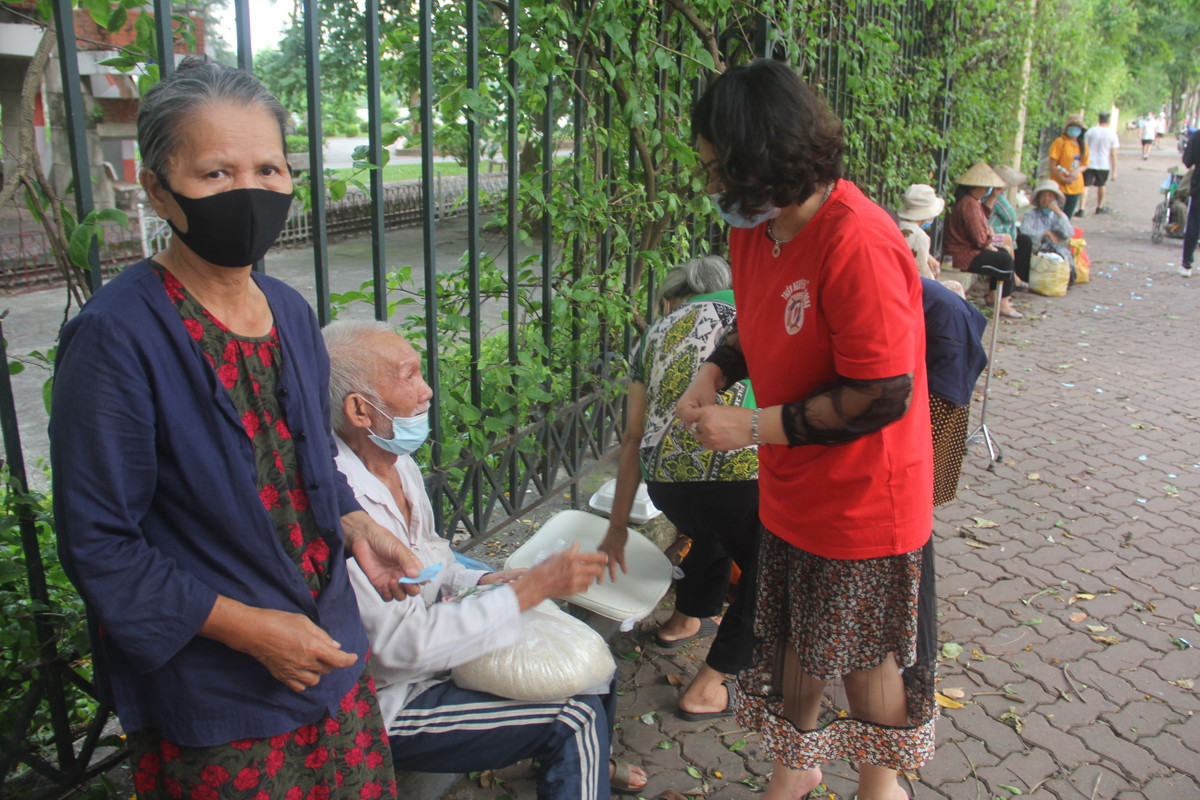 Một cụ ông xúc động, bật khóc khi nhận được suất cơm và gạo từ CLB thiện nguyện.