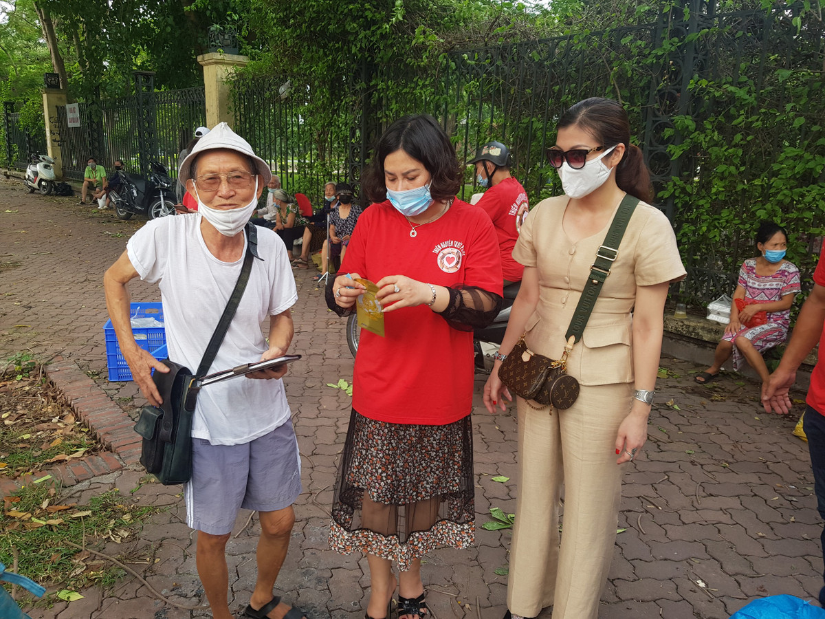 Ông Nguyễn Đức Thường, địa chỉ tại Khâm Thiên khi đi ngang qua thấy hoạt động thiện nguyện này đã đóng góp số tiền 2.000.000 đồng. Ông nói: "Số tiền này tuy không lớn nhưng hy vọng sẽ giúp ích được phần nào cho những mảnh đời khó khăn". 