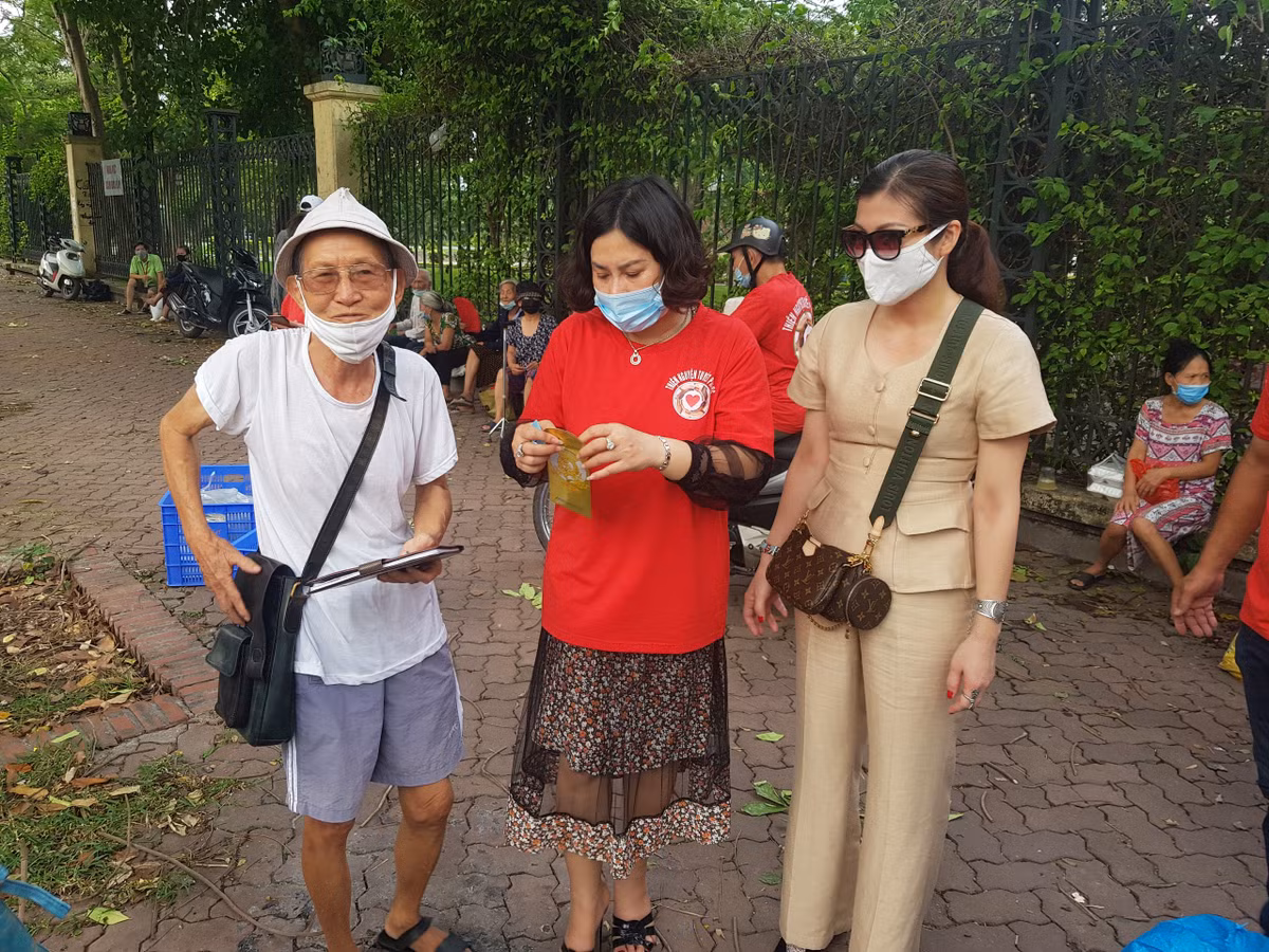 Ông Nguyễn Đức Thường, địa chỉ tại Khâm Thiên khi đi ngang qua thấy hoạt động thiện nguyện này đã đóng góp số tiền 2.000.000 đồng. Ông nói: "Số tiền này tuy không lớn nhưng hy vọng sẽ giúp ích được phần nào cho những mảnh đời khó khăn". 