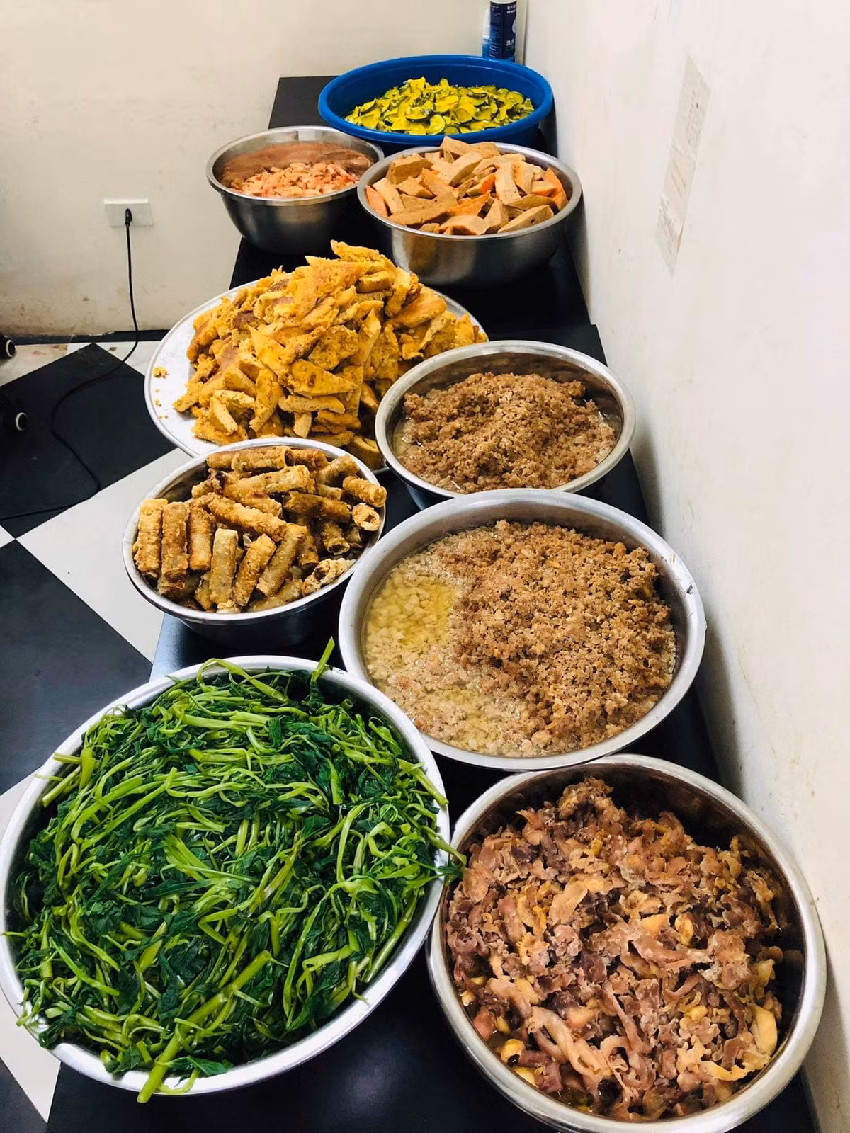 Dich COVID-19: Benh nhan xom chay than am long nhan suat com mien phi-Hinh-2