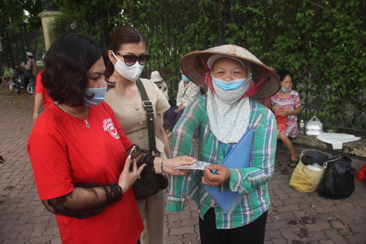 Nhiều người có hoàn cảnh đặc biệt, đang chữa trị bệnh hiểm nghèo được hỗ trợ tiền mặt.