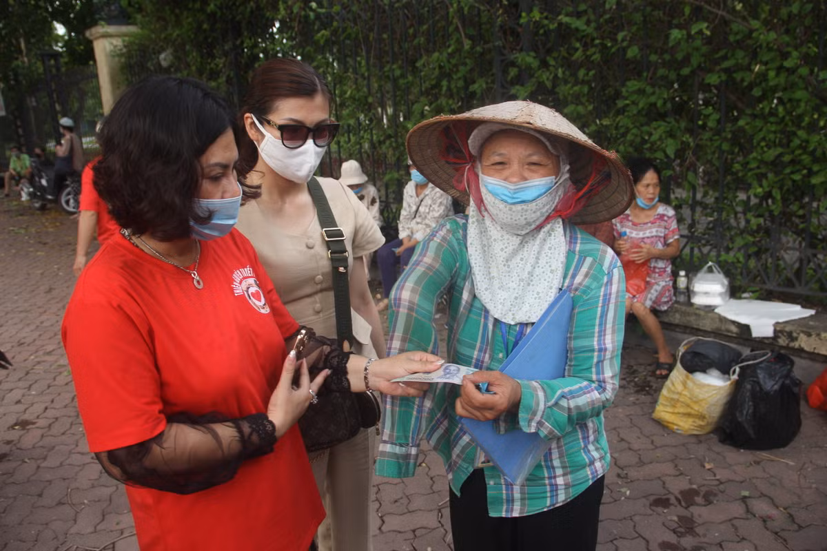 Nhiều người có hoàn cảnh đặc biệt, đang chữa trị bệnh hiểm nghèo được hỗ trợ tiền mặt.