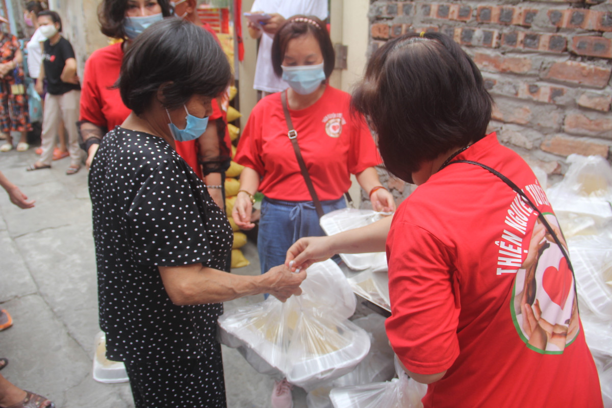 415 suất cơm, 1.000kg gạo đã được bà Cao thị Ánh Tuyết cùng CLB thiện nguyệt trao cho bệnh nhân chạy thận trong buổi chiều ngày 23/6.