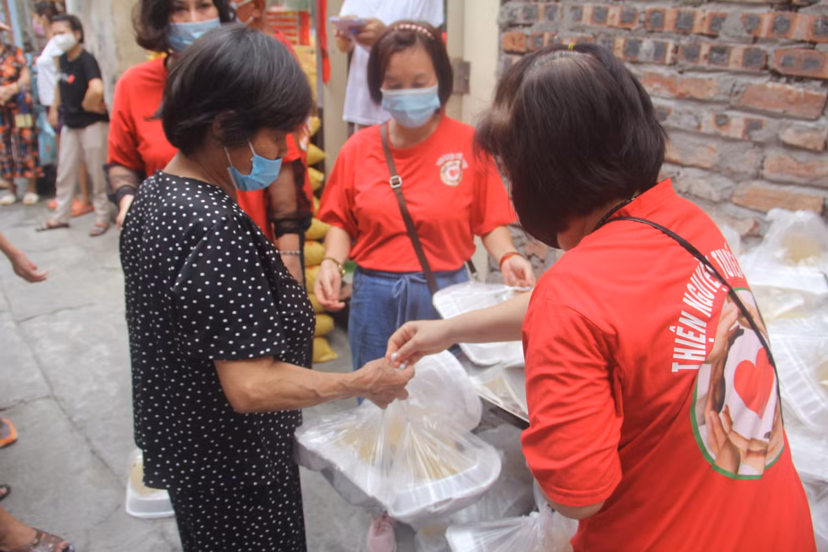 415 suất cơm, 1.000kg gạo đã được bà Cao thị Ánh Tuyết cùng CLB thiện nguyệt trao cho bệnh nhân chạy thận trong buổi chiều ngày 23/6.