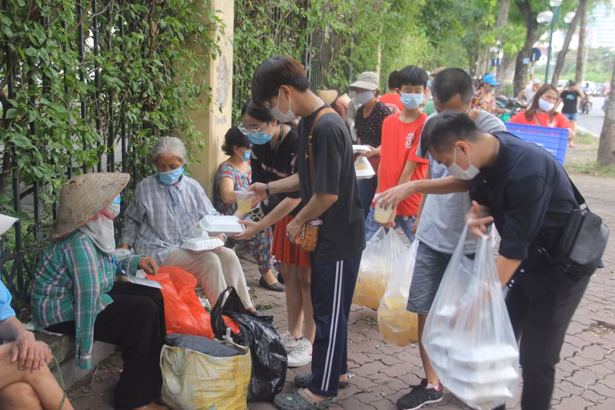 Cứ vào buổi chiều thứ 2-4-6, nhiều người vô gia cư, người bệnh, người lao động nghèo lại chờ ở đây để nhận những suốt cơm ấm lòng giữa mùa dịch COVID-19.