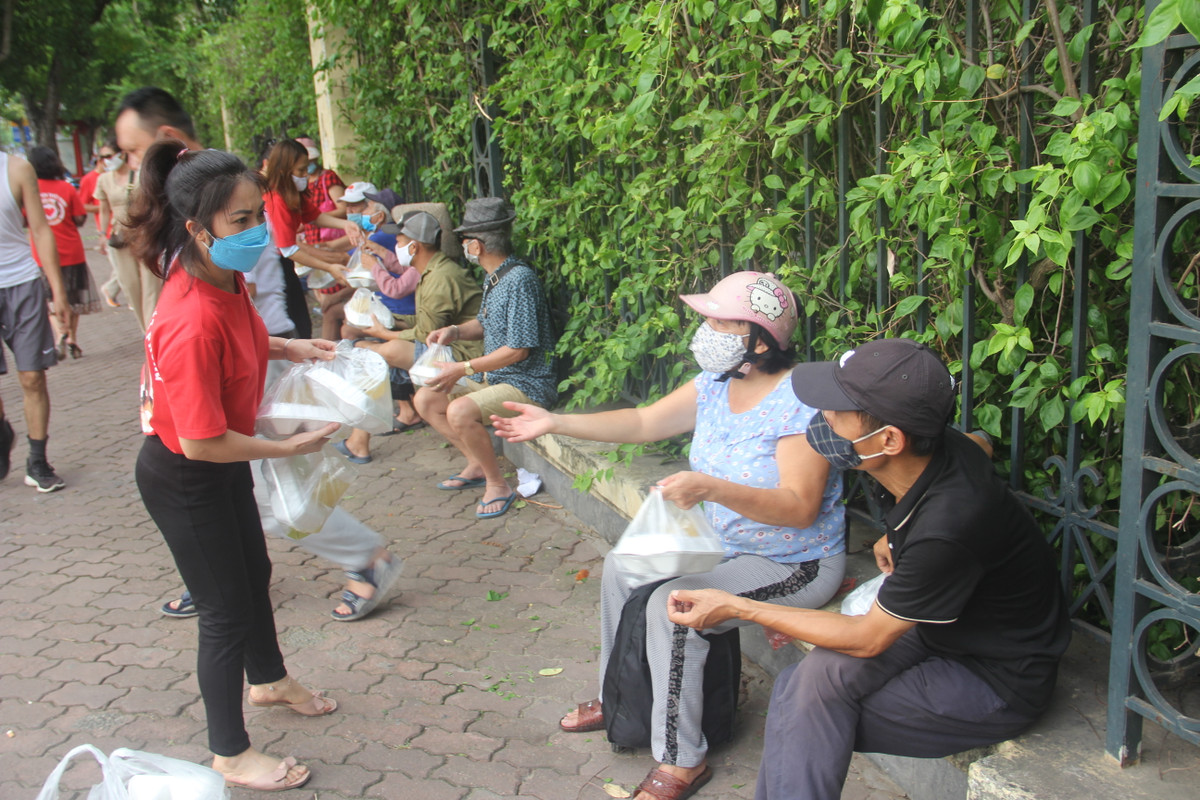 Đa phần các tình nguyện viên của CLB tự bỏ tiền ra để mua thực phẩm, nấu suất cơm cho người nghèo. Khu vực vỉa hè trước công viên Thống Nhất là địa điểm quen thuộc phát suất cơm miễn phí.