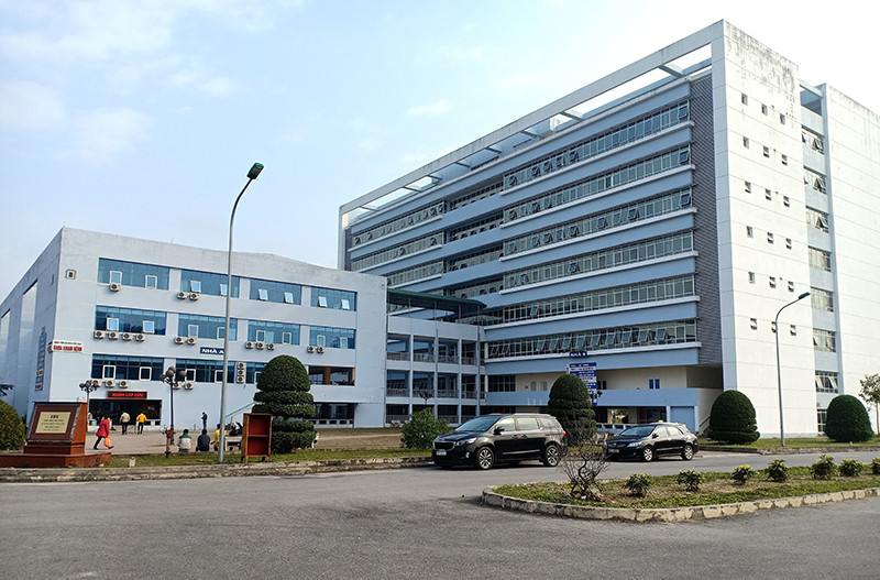 Benh nhan roi tu tang cao cua Benh vien Da khoa Bac Kan xuong dat