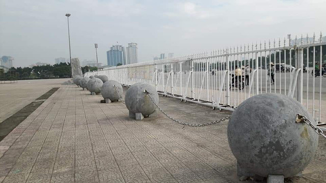 Từng án ngữ trước khán đài B của SVĐ Quốc gia Mỹ Đình, 40 quả cầu đá được xích sắt liên kết lại với nhau tạo thành 1 chuỗi như một điểm nhấn của SVĐ.