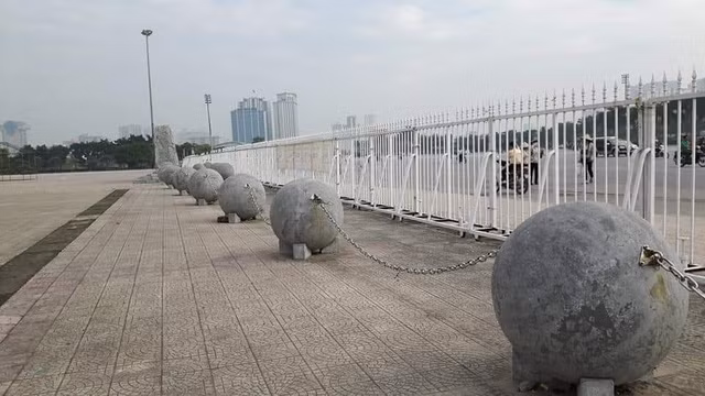 Từng án ngữ trước khán đài B của SVĐ Quốc gia Mỹ Đình, 40 quả cầu đá được xích sắt liên kết lại với nhau tạo thành 1 chuỗi như một điểm nhấn của SVĐ.