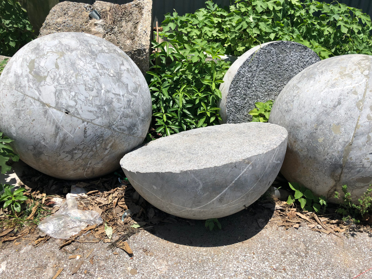 Nhiều quả cầu đá do không được bảo vệ nên đã có dấu hiệu xuống cấp, một số quả thậm chí đã bị tách làm đôi.