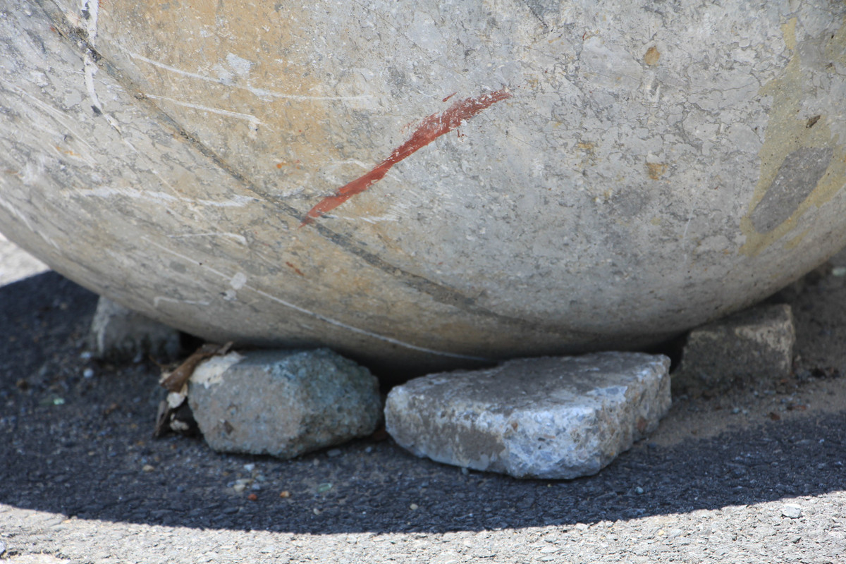 Những viên gạch kê tạm bợ báo hiệu số phận hẩm hiu của những quả cầu đá này.