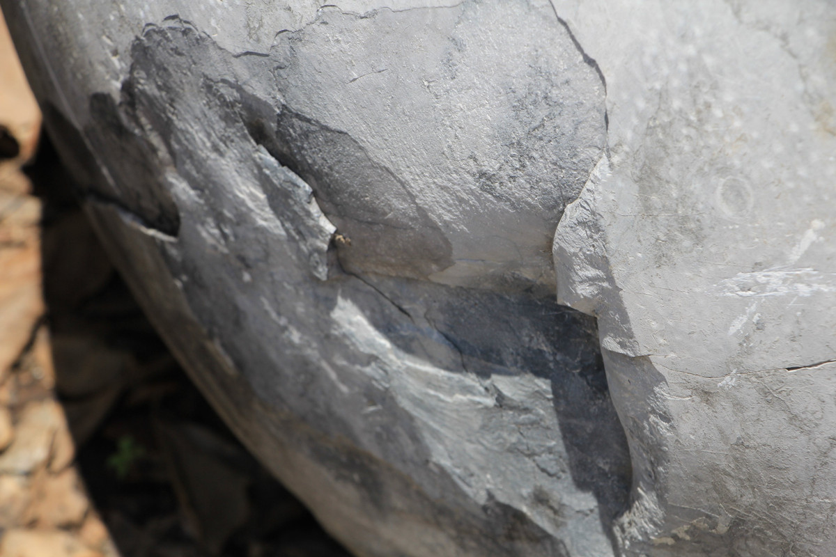 Các vết nứt do va đập khiến nhiều quả cầu đá không còn nguyên vẹn như lúc đầu.