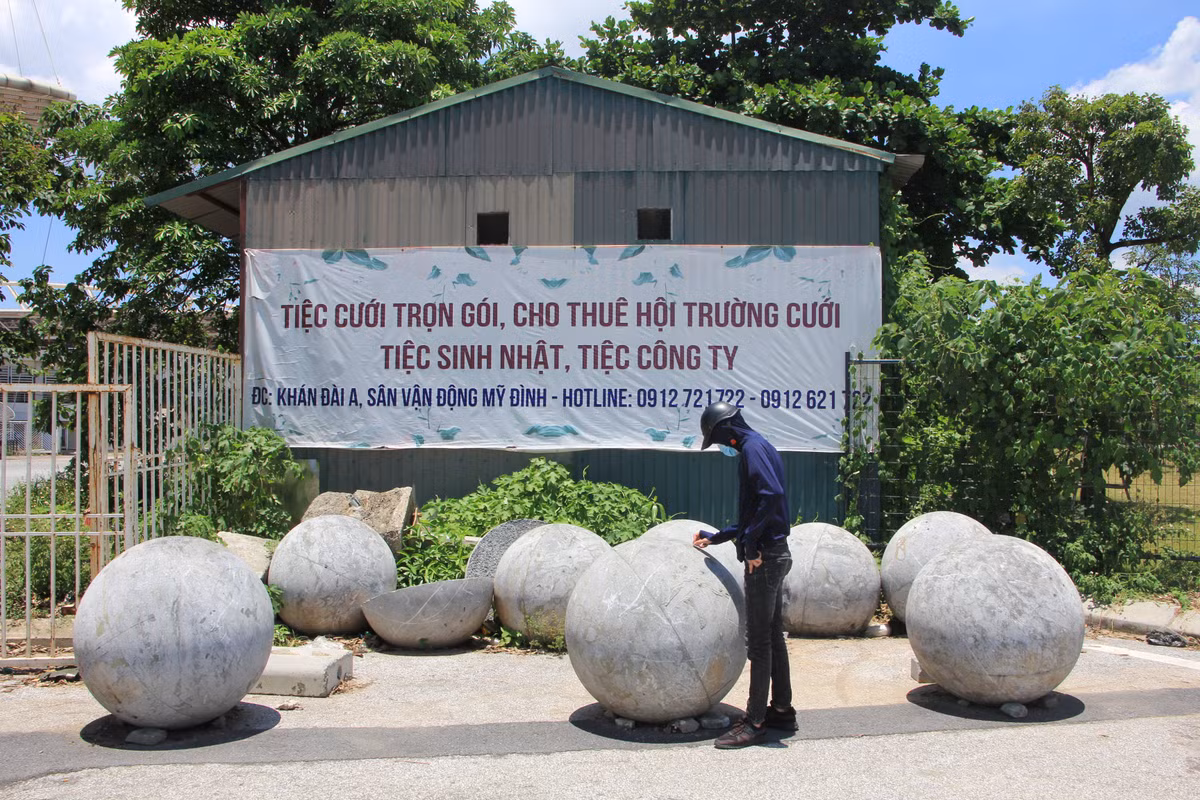 Nhưng kể từ tháng 12/2018, 40 quả cầu đá bất ngờ bị di dời khỏi SVĐ Mỹ Đình khiến nhiều người bất ngờ. Hiện chỉ có 11 quả cầu đá đang nằm la liệt ở một góc phía sau SVĐ.