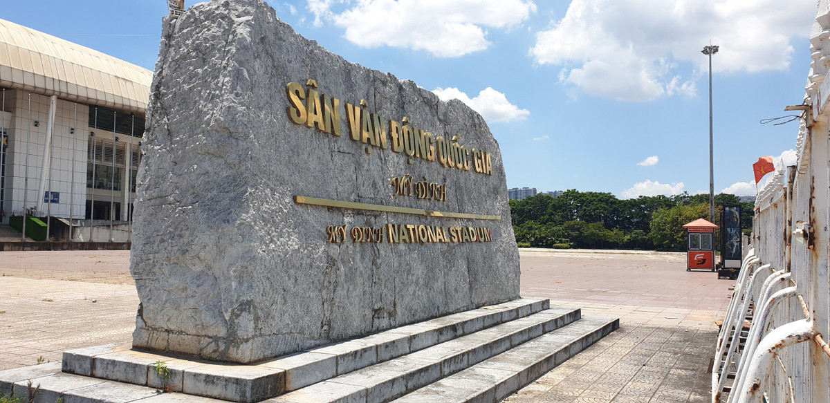 Tại khu vực khán đài B của SVĐ Mỹ Đình đã không còn bất cứ 1 quả cầu đá "trấn yểm" nào.