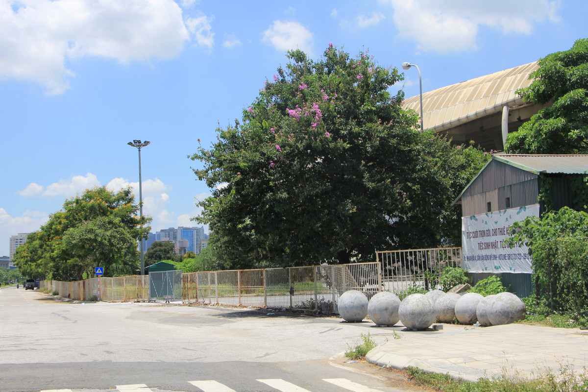 Đằng sau khán đài A của SVĐ Mỹ Đình đang có 11 quả cầu đá bị bỏ lại tại đây. Tuy nhiên, dư luận cũng đang đặt câu hỏi 29 quả cầu còn lại giờ đang ở đâu?