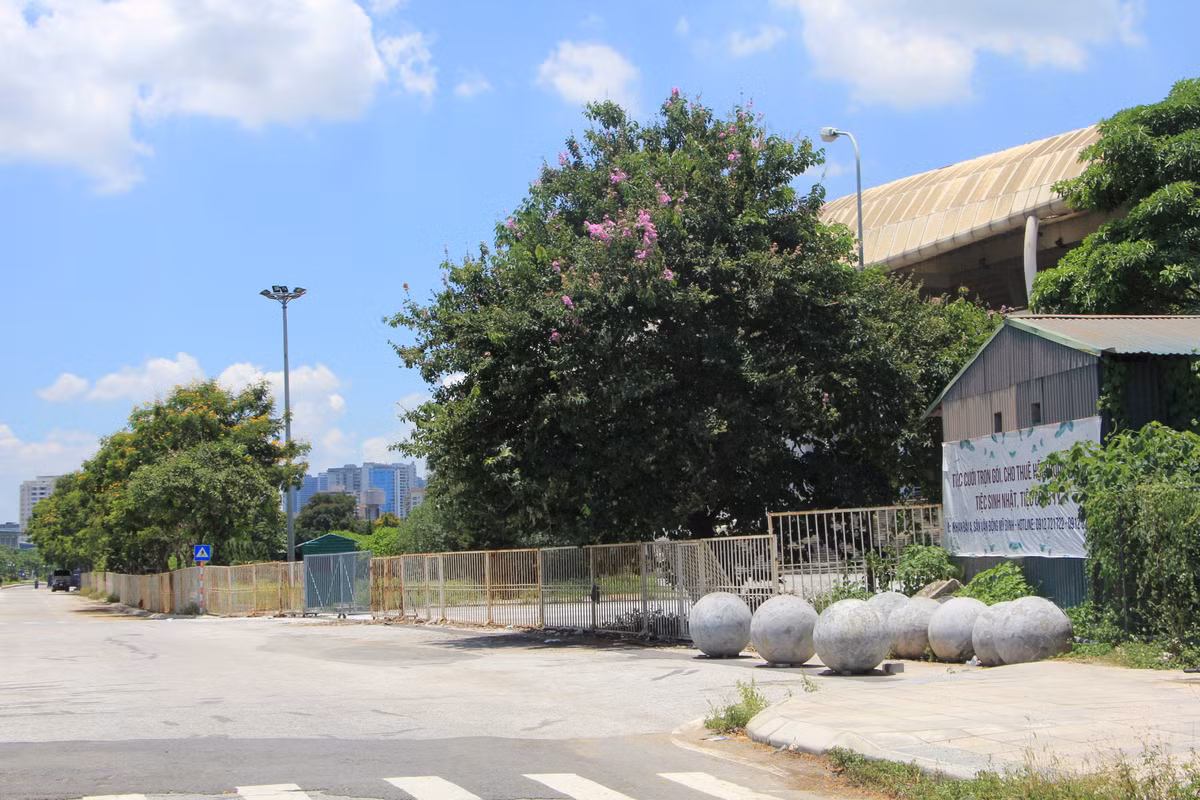 Đằng sau khán đài A của SVĐ Mỹ Đình đang có 11 quả cầu đá bị bỏ lại tại đây. Tuy nhiên, dư luận cũng đang đặt câu hỏi 29 quả cầu còn lại giờ đang ở đâu?