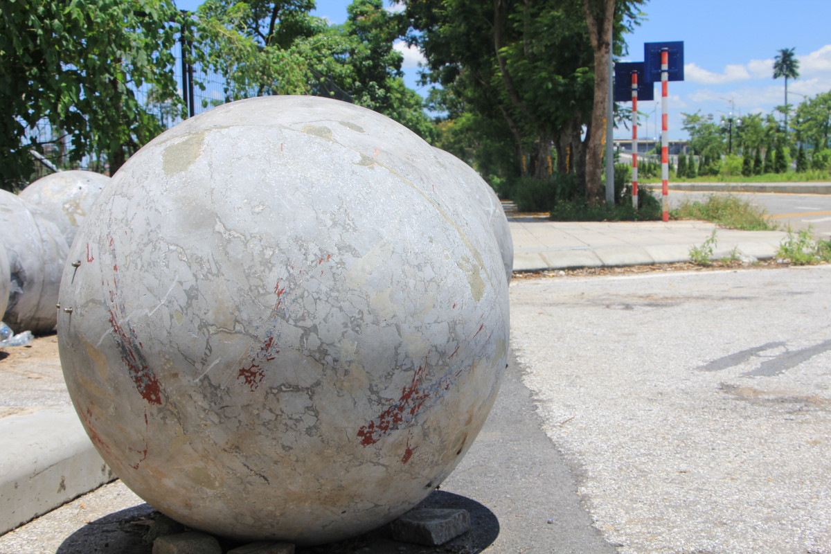 Một số ý kiến cho rằng, việc di dời những quả cầu đá trên ra khỏi khu vực SVĐ Mỹ Đình là do "phong thủy". Vì mọi người cho rằng, quả cầu này và dây xích chặn thắng lợi của đội tuyển Việt Nam.