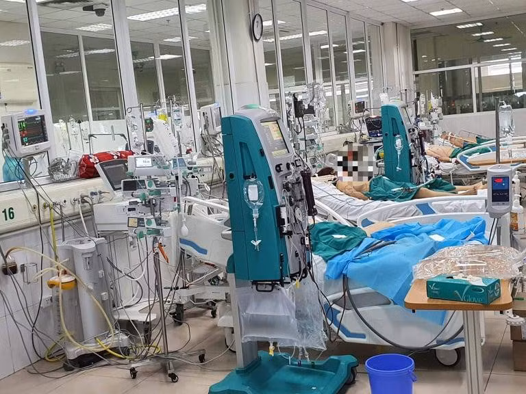  Hai bệnh nhân COVID-19 tử vong: Tiểu ban Điều trị Ban Chỉ đạo Quốc gia phòng, chống dịch COVID-19 thông báo các ca tử vong 63 và 64 là BN12151, nữ, 90 tuổi, có địa chỉ tại huyện Việt Yên, tỉnh Bắc Giang. Bệnh nhân tử vong lúc 3 giờ 44 phút ngày 18/06/2021. BN3866, nam, 67 tuổi, có địa chỉ tại Hà Trung, Thanh Hoá. Tiền sử: Ung thư phế quản (T), di căn xương và màng phổi.