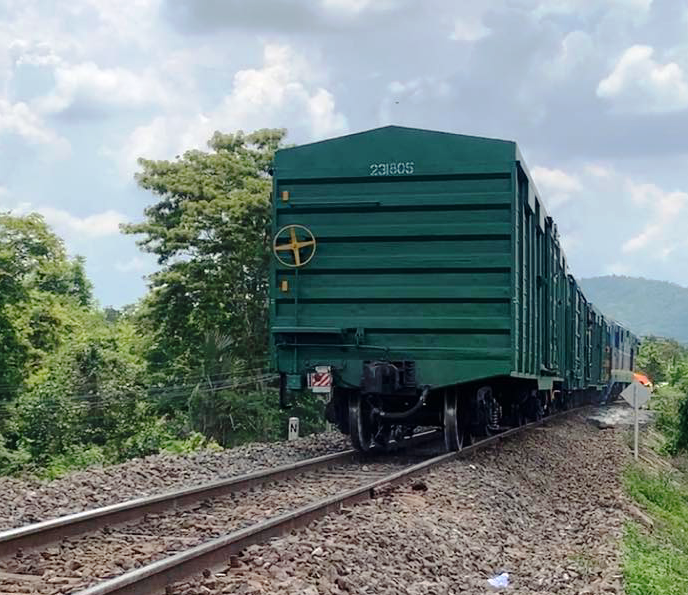  Khắc phục sự cố tàu hàng bị trật bánh khiến đường sắt Bắc - Nam bị ảnh hưởng nhiều giờ: Sáng 19/6, tàu chở hàng số hiệu AH1 lưu thông theo hướng Bắc - Nam, khi cách ga Sông Phan (huyện Hàm Tân, tỉnh Bình Thuận) khoảng 4km thì bị trật bánh, làm 1 trục toa xe chệch khỏi đường ray. Sau hơn 4 giờ, tuyến đường sắt Bắc - Nam qua tỉnh Bình Thuận mới được lưu thông trở lại.