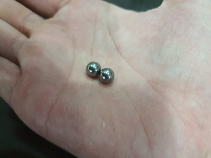  Lời khai của đối tượng nhiều lần bắn vỡ kính nhà dân ở quận 1, TP HCM: Công an quận 1, TP HCM đang củng cố hồ sơ để xử lý D.M.K (SN 1990) về hành vi bắn bi sắt làm vỡ kính cửa số nhà dân trên địa bàn. K. khai nhận do thời gian rảnh nên y lên mạng đặt mua 4 cái ná bằng kim loại với giá từ 200.000 đồng - 1,8 triệu đồng về sử dụng. Khoảng 1 tuần trước, K. ra ban công chung cư, lấy quả chanh làm mục tiêu để tập bắn. K. không biết những viên bi này rơi trúng làm vỡ kính nhà ông T. K.