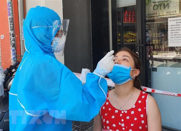  Đà Nẵng ghi nhận thêm 18 trường hợp dương tính lần 1 với SARS-CoV-2: Chiều 19/6, lãnh đạo Sở Y tế thành phố Đà Nẵng cho biết trong 7 chùm mẫu gộp nghi ngờ dương tính với virus SARS-CoV-2 liên quan đến BN 12437, cơ quan chức năng tiếp tục sàng lọc, xét nghiệm khẳng định, với kết quả ghi nhận thêm 18 ca dương tính lần 1 với virus SARS-CoV-2.