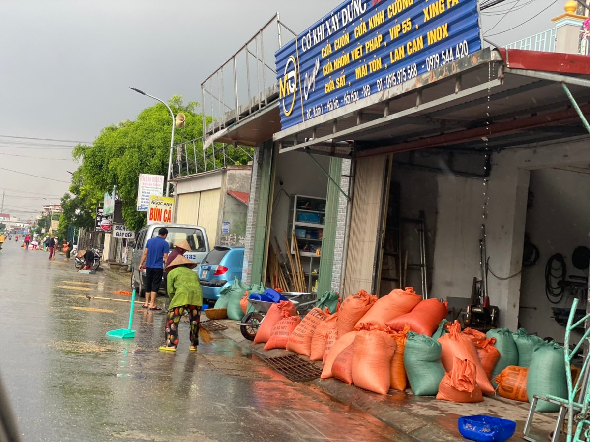 Nhiều gia đình neo người cố gắng nhờ cậy người đi đường thu gom giúp nhưng cũng không thể cứu vãn được tình thế.