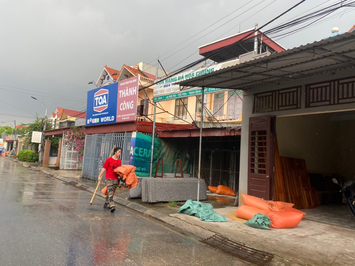 Nhiều gia đình cố gắng thu gom thóc lúa nhưng vẫn không kịp.