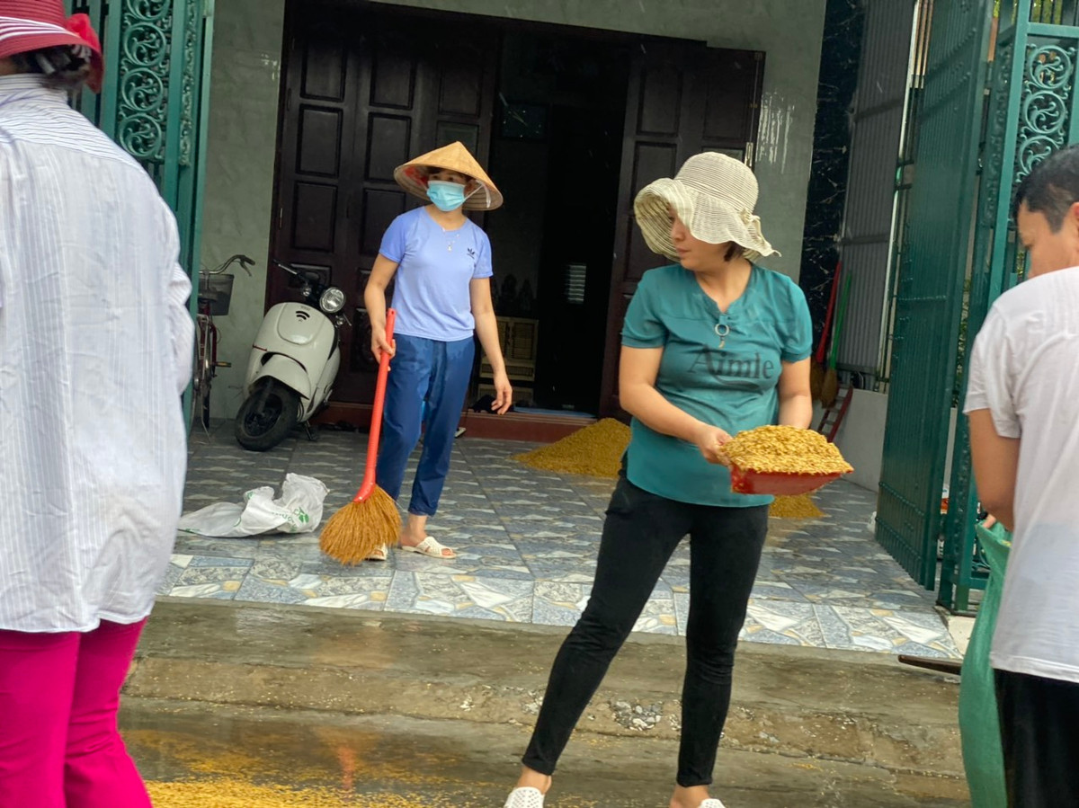 Sự buồn chán thể hiện trên từng nét mặt của người nông dân.