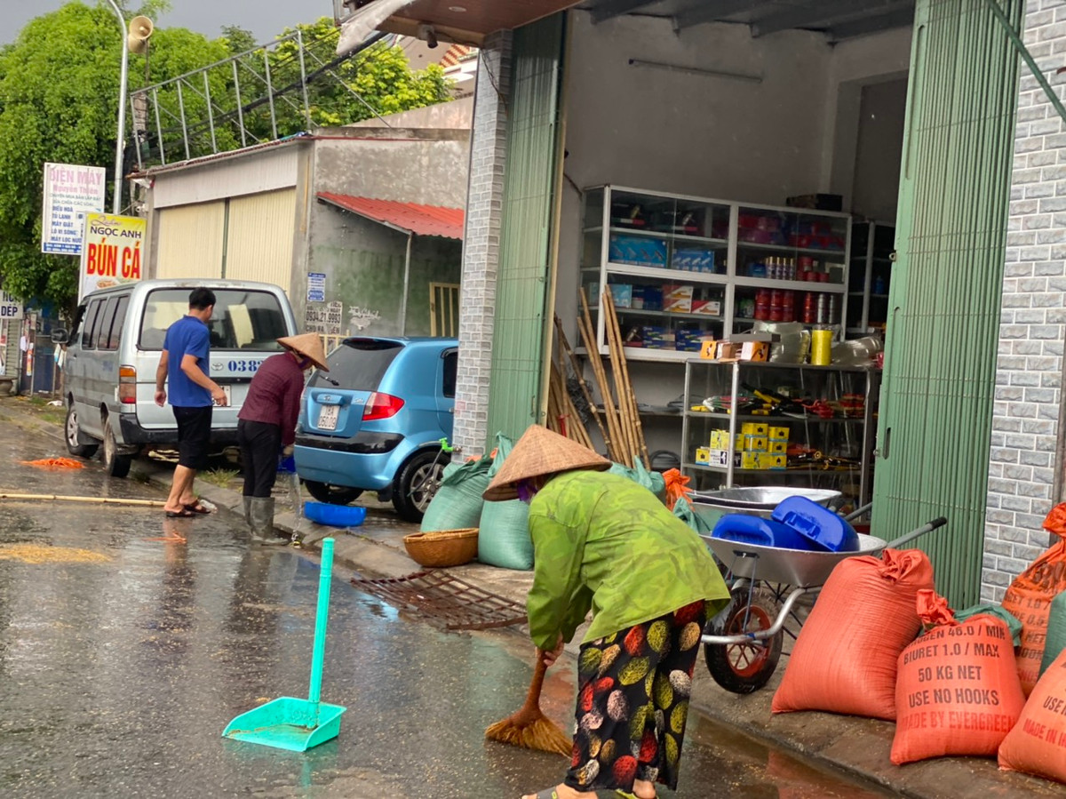 Những bao tải thóc lúa được thu gom cũng bị ướt.
